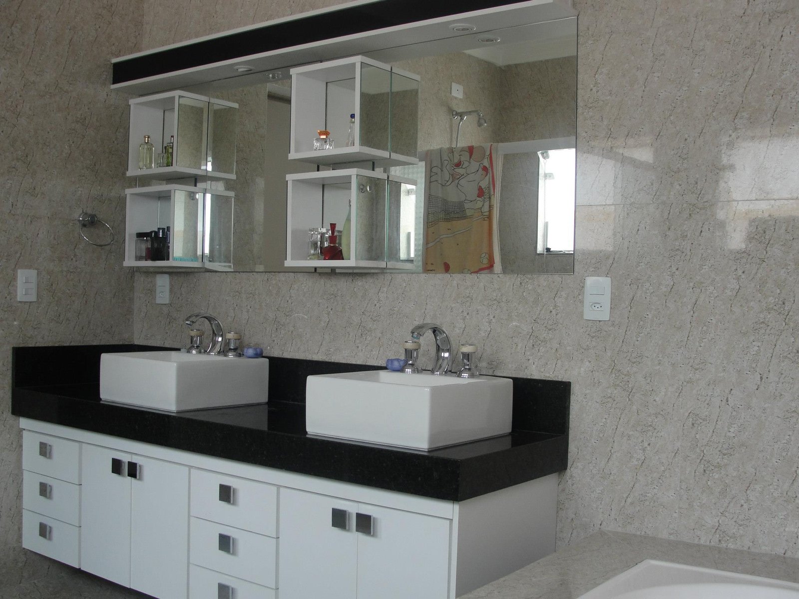 Móveis planejados para banheiro - Armário suspenso moderno