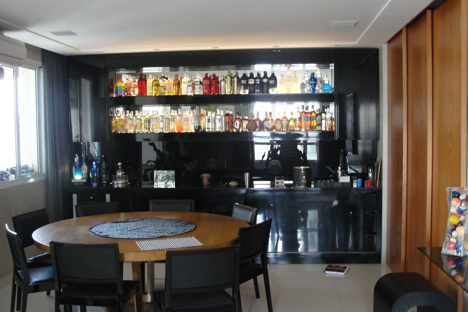 Móveis planejados para bar - Bancada com frigobar embutido