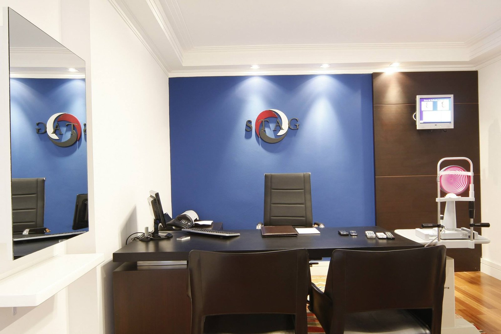 Móveis planejados para escritório - Mesa com painel para monitor