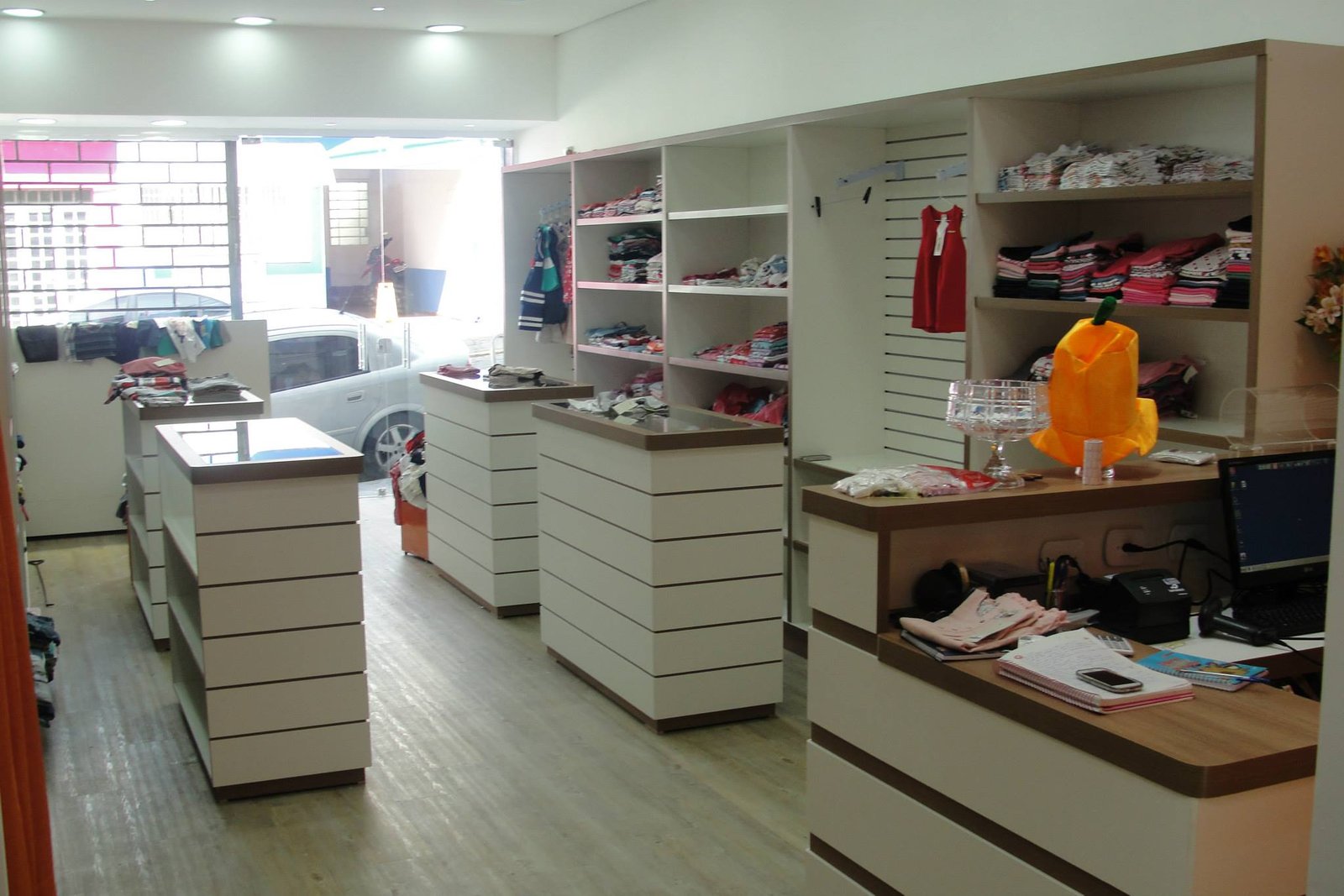 Móveis planejados comerciais - Vitrine com iluminação LED